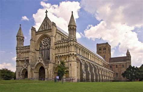 St Albans Abbey Yangını: 9. Yüzyıl İngiltere'sinde Siyasi ve Dini Değişimin Sembolü